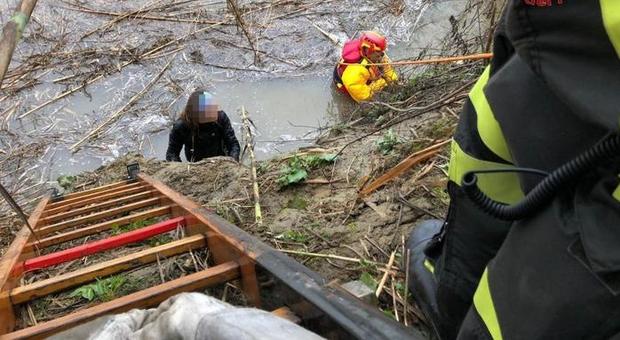 Cade in Arno per inseguire il cane: entrambi salvati dai vigili del fuoco Foto