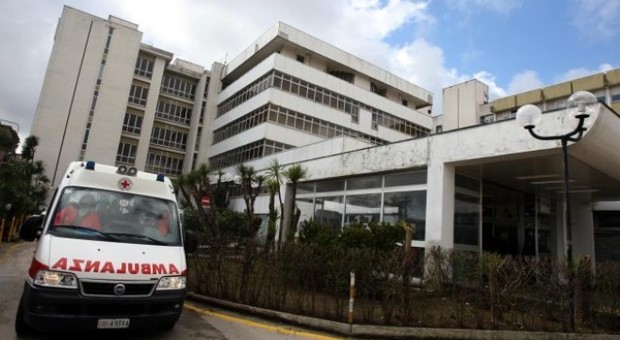 Napoli, l'ombra del clan sull'ospedale Cardarelli: così l'infermiere gestisce il parco ambulanze