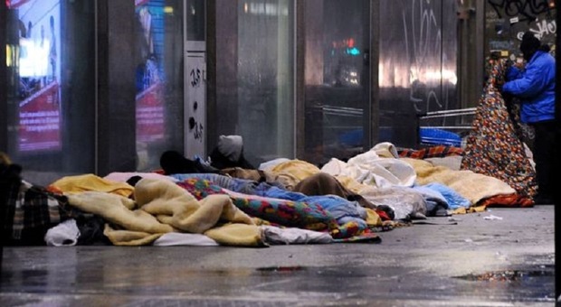 Emergenza senzatetto, 100 mila in tutta Italia. La storia di Massimo: «Mio figlio lavora qui vicino, finge di non conoscermi»