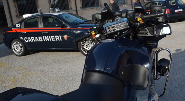 Minaccia passeggeri, tira un pugno al carabiniere: arrestato un 35enne