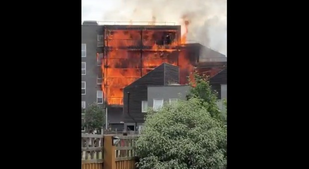 Palazzo di sei piani in fiamme a Londra, cento vigili del fuoco al lavoro per domare l'incendio VIDEO