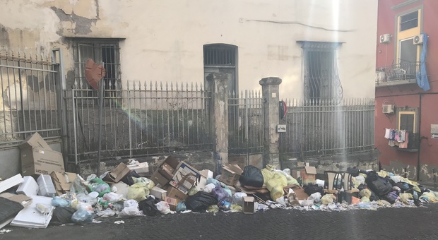 Napoli, vergogna ai Quartieri spagnoli: maxi discarica a cielo aperto vicino alla chiesa