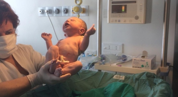 Coronavirus a Napoli, Gennaro il primo nato nella maternità dell'Ospedale del Mare
