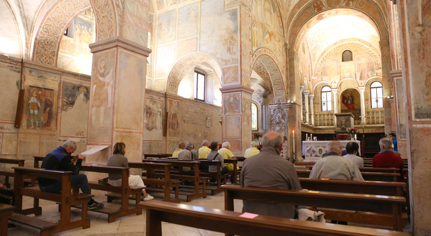 L'interno della chiesa dedicata ai patroni di Feltre i martiri Vittore e Corone si prepara alle messe di venerdì 14