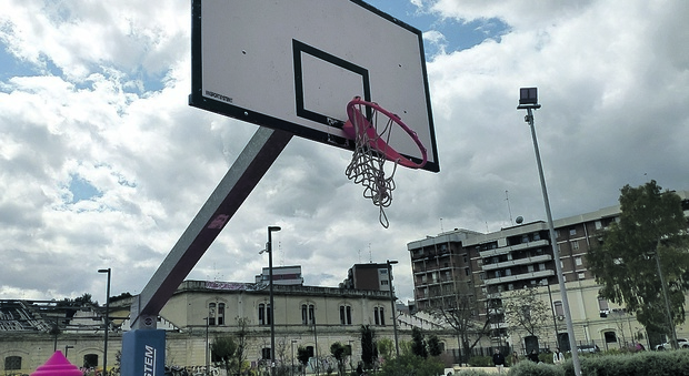 Parco Rossani, tornano i vandali: preso di mira il campo da basket