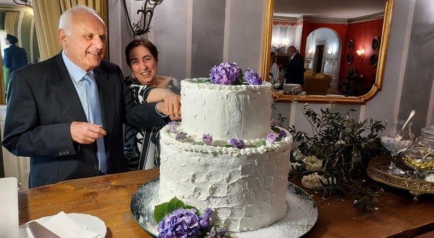 Francesco Scargetta e Gabriella Provenzani tagliano la torta per i 50 anni di matrimonio