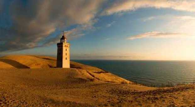Danimarca, sos per il faro di Lønstrup: la sabbia lo sta inghiottendo