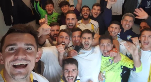 I festeggiamenti dei giocatori dell'Eretum dopo la vittoria in casa della Spes Poggio Fidoni