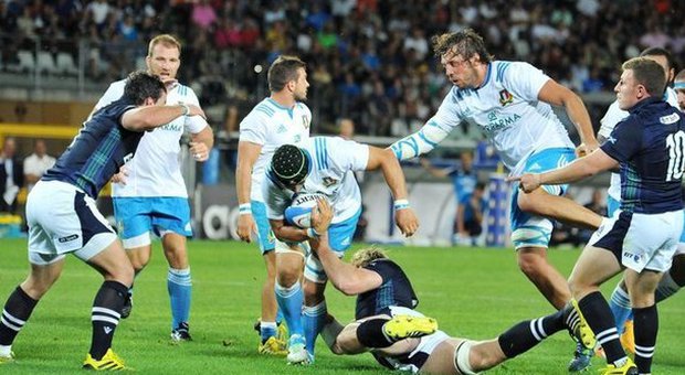 Rugby, l'Italia crolla in Scozia: gli azzurri sconfitti per 48 a 7