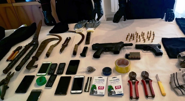 In auto mitra e pistole per le rapine: arrestati 8 affiliati al clan Mallardo