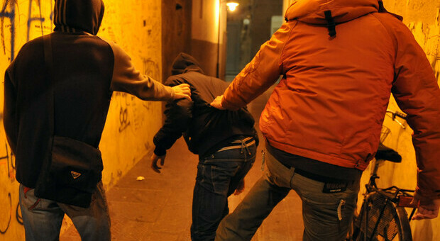 Due ragazzi massacrati di botte per uno zainetto: caccia alla baby gang. «18enni italiani, erano ubriachi o drogati»