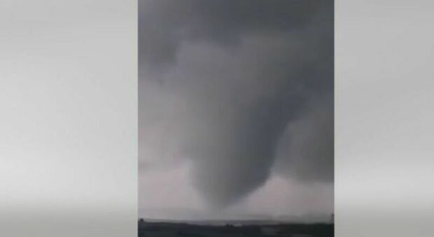 Tornado nelle campagne pugliesi: il video è virale sui social