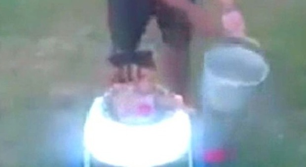 Ice Bucket alla bimba di 10 mesi, il web si indigna. La polizia a caccia del nonno