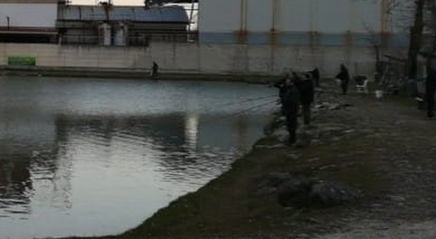 Anziano cade nel lago Pucci di Scafa, si tuffa il badante ma solo un pescatore riesce a portarlo a riva
