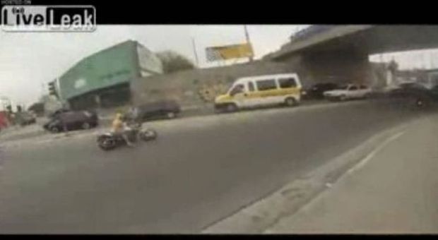 Video choc dal Brasile: poliziotto spara al ladro colto in flagrante mentre ruba una moto