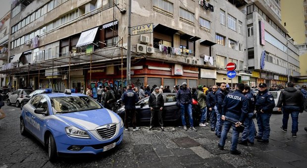 Napoli, bimba ferita a Forcella: la sparatoria per incassare 20 euro