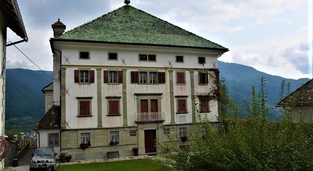Palazzo Micoli Toscano è la Casa delle cento finestre a Mione di Ovaro, in Carnia