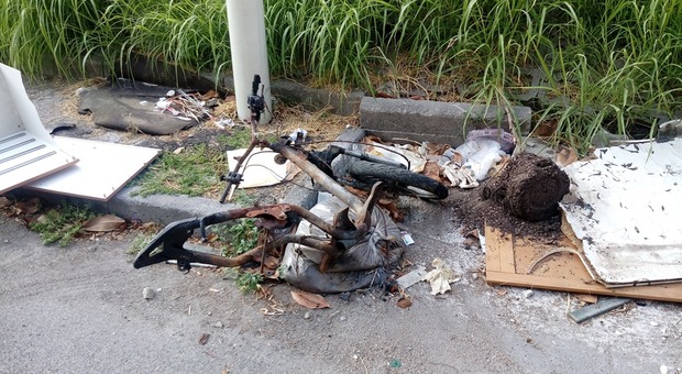 Napoli, motocicletta incendiata accanto ai cassonetti: degrado e inciviltà nel cuore di Ponticelli