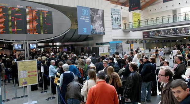 Volotea, ritardi senza fine: 119 passeggeri in attesa per 24 ore