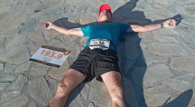 William Da Roit esausto dopo 192 km della Philippides run: avrebbe dovuto percorrerne 490