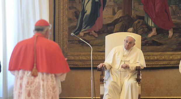 Il Papa messo sulla graticola da 5 cardinali conservatori: «Basta dubbi, chiarisca la dottrina su coppie gay e donne prete»