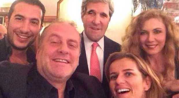 Kerry a cena al Bolognese, scatta il selfie con la Brigliadori FOTO