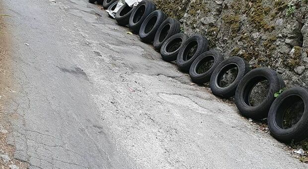 Diciannove pneumatici sistemati in strada, indigna «il cafone ordinato»