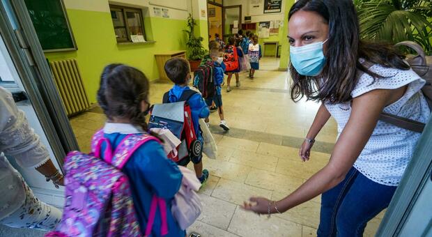 Scuola, i pediatri: «Cinque giorni per i tamponi, rischio blocco totale»