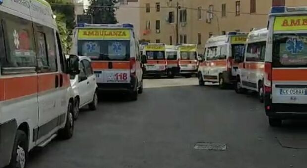 Taranto, troppi accessi: ambulanze in coda al Pronto Soccorso. Situazione risolta in poche ore, la Asl: «Caldo pericoloso, fate più attenzione»