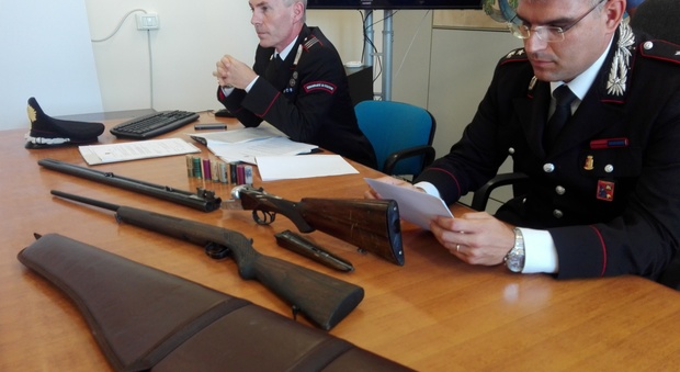 Le armi e le cartucce sequestrate dai carabinieri