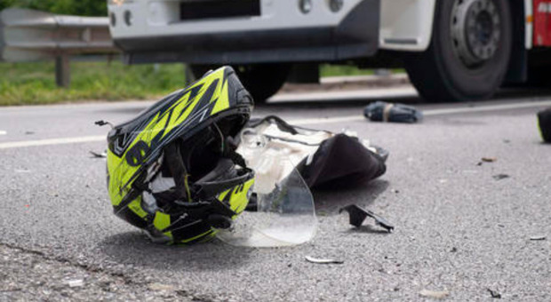 Scontro moto-auto sulla statale Consilina, morto un dipendente Stellantis