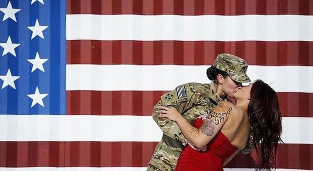 Soldatessa bacia la moglie al ritorno dall'Afghanistan: la foto fa il giro del mondo