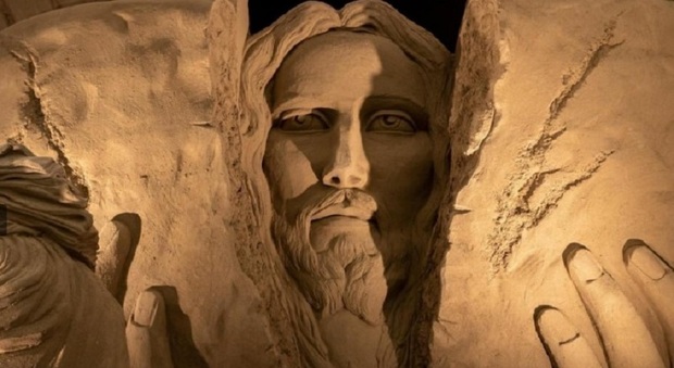 Un'immagine del presepe di sabbia di Lignano