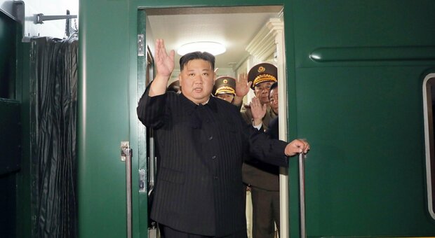 Guerra Ucraina, il treno di Kim entra in Russia. Putin: «Sviluppiamo armi basate su nuovi principi fisici»