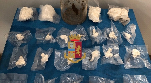 Spaccio di droga a Pianura, scoperto un chilo di cocaina nel barattolo sepolto sotto terra