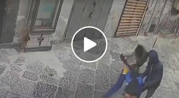 Aggredito e rapinato a Napoli, diffuso il video choc: «Sicurezza pari a zero»