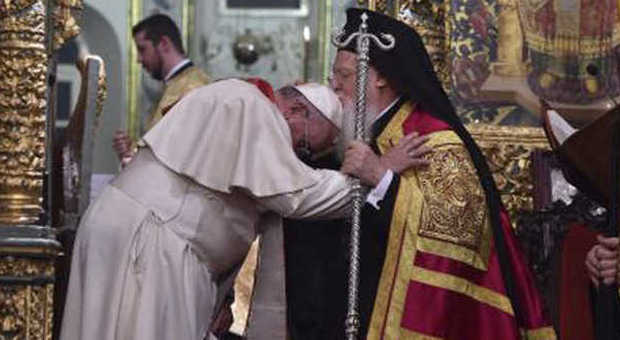 Papa Francesco baciato da Bartolomeo, il patriaca ecumenico di Costantinopoli