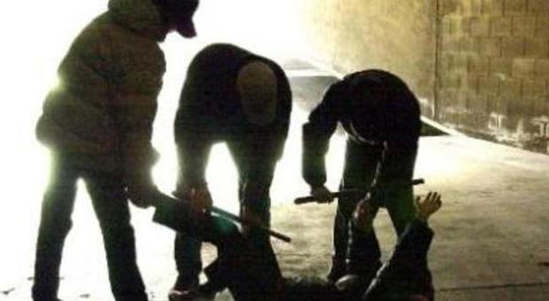 Picchiano un romeno e rubano uno scooter: presa la baby gang