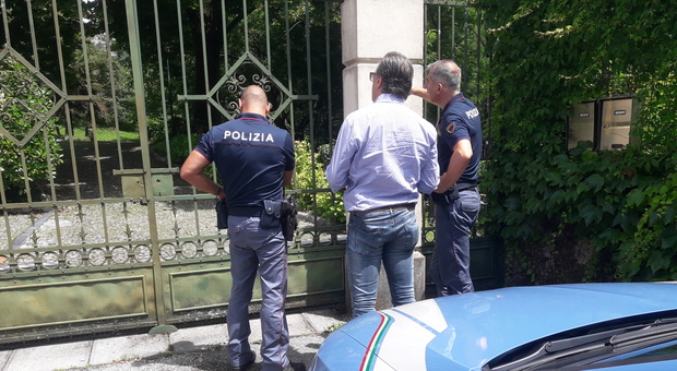 La polizia davanti al cancello della villa di via Bernadia, a Tarcento