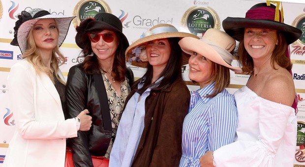 «Hats please», Gran Premio e granparata di cappelli all'Ippodromo di Agnano