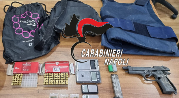 Sequestrata una pistola e chiusa attività per violazioni Covid nel Napoletano