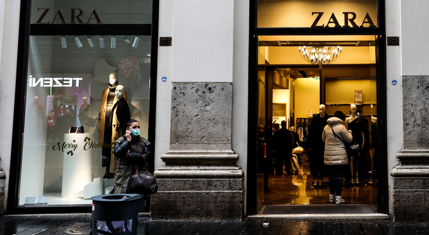 Napoli, da Zara toglie le placche anti-taccheggio ma non basta