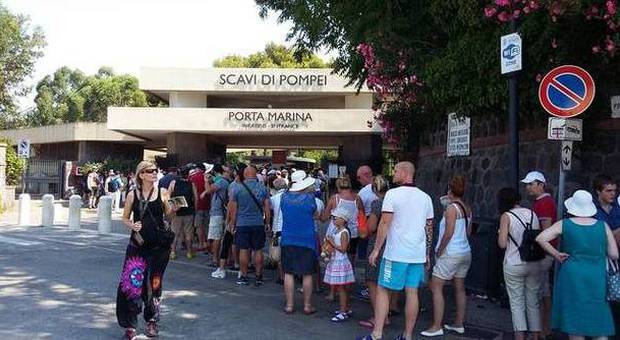 Pompei, turisti fuori dagli Scavi: si indaga per interruzione di pubblico servizio