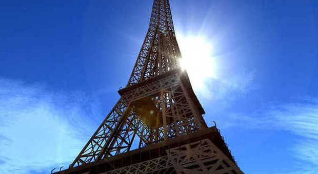 Parigi, falso allarme bomba: Torre Eiffel evacuata e poi riaperta