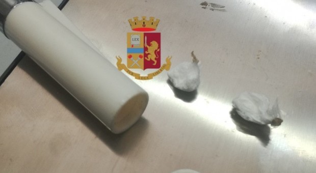 Nascondeva le dosi di cocaina in un accendino «modificato»: preso nel Napoletano