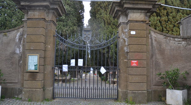 Il cancello chiuso del cimitero di Frascati