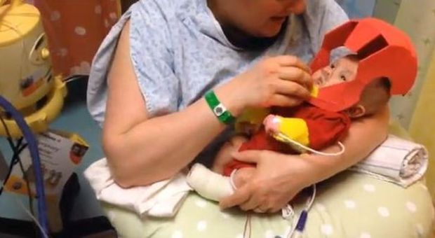 Eric, 4 mesi, è in ospedale dalla nascita. Il padre gli fa il costume di Iron Man per dargli forza