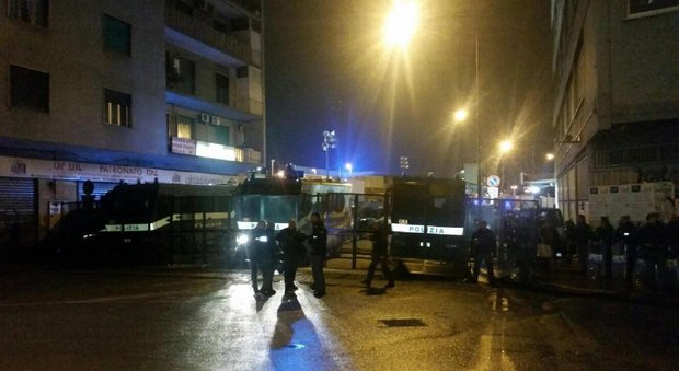 Napoli, corteo contro Casapound: guerriglia tra forze dell'ordine e centri sociali, 2 feriti