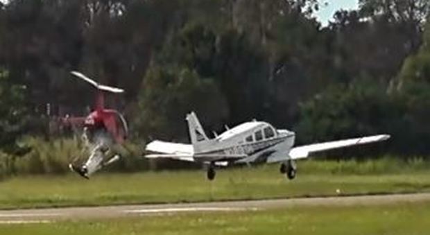Florida, l'impressionante scontro fra elicottero in atterraggio e aereo al decollo Video