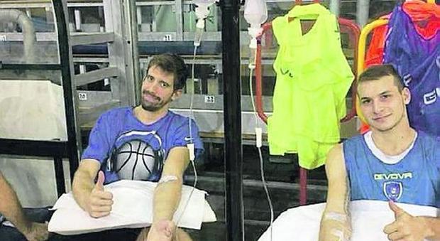 Basket, Scafati sotto inchiesta: foto di due giocatori con le flebo